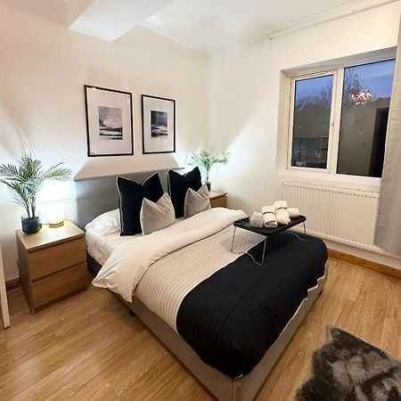 Retreat To A Stylish Ensuite In Лондон Екстериор снимка