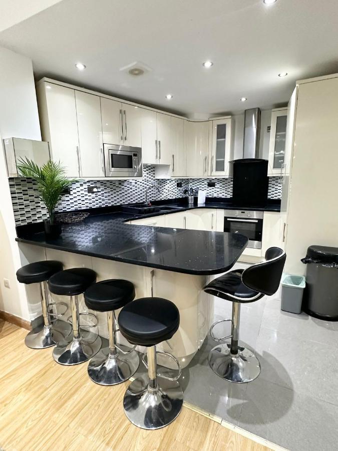 Retreat To A Stylish Ensuite In Лондон Екстериор снимка