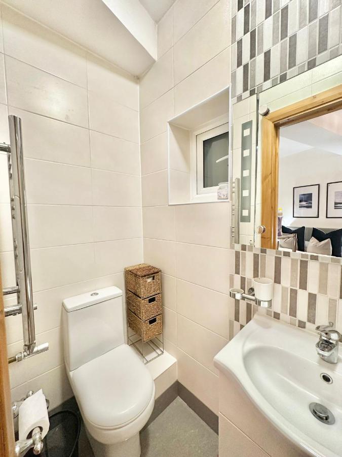 Retreat To A Stylish Ensuite In Лондон Екстериор снимка