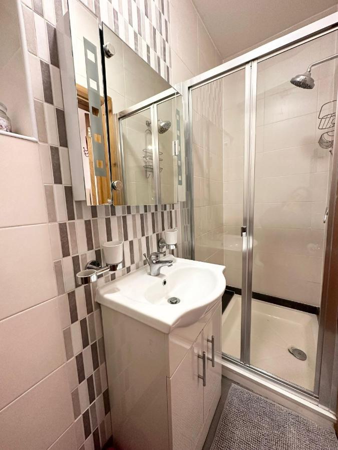 Retreat To A Stylish Ensuite In Лондон Екстериор снимка