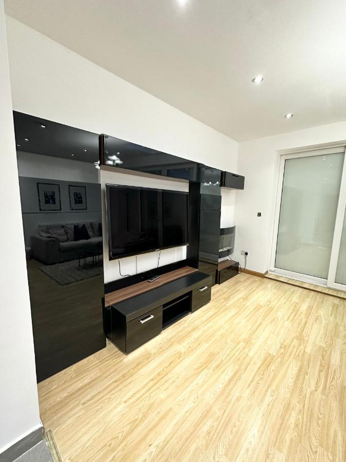 Retreat To A Stylish Ensuite In Лондон Екстериор снимка