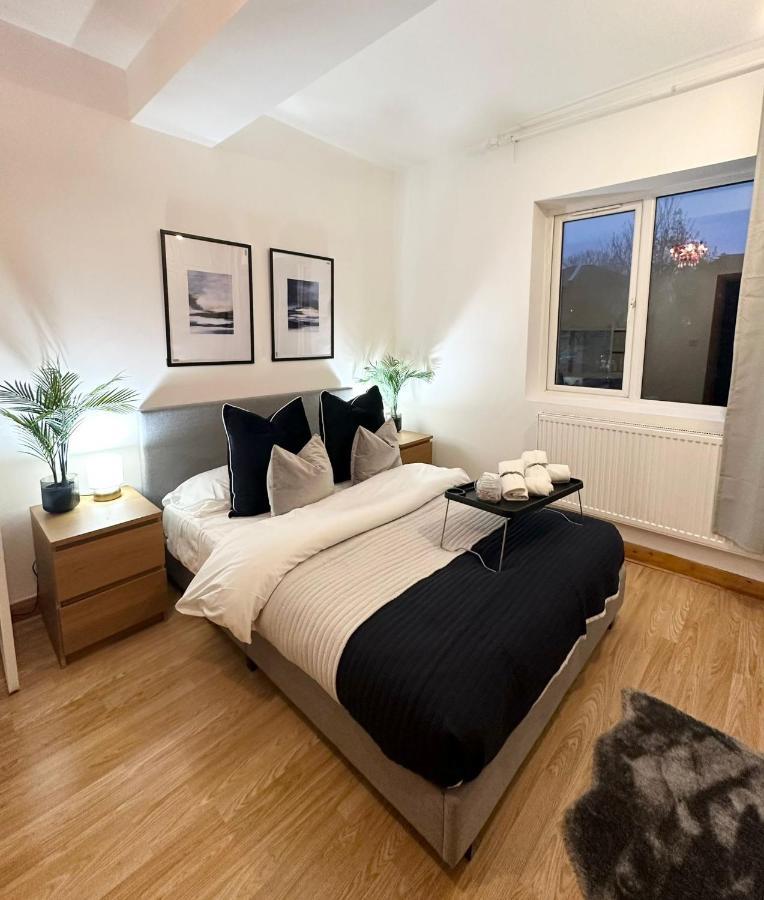 Retreat To A Stylish Ensuite In Лондон Екстериор снимка