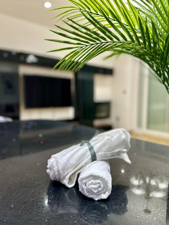 Retreat To A Stylish Ensuite In Лондон Екстериор снимка