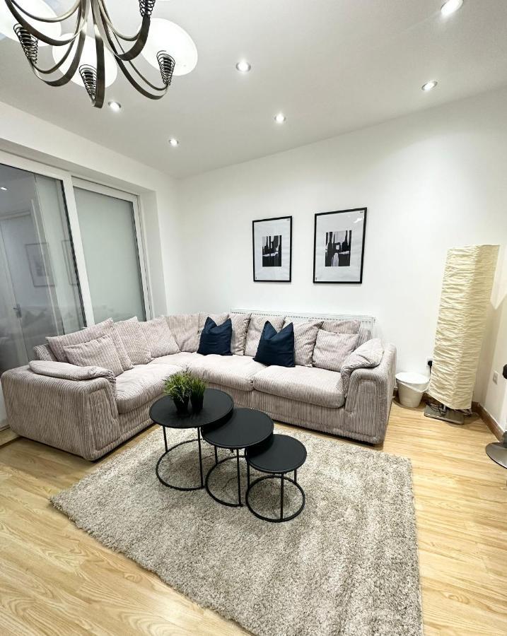 Retreat To A Stylish Ensuite In Лондон Екстериор снимка