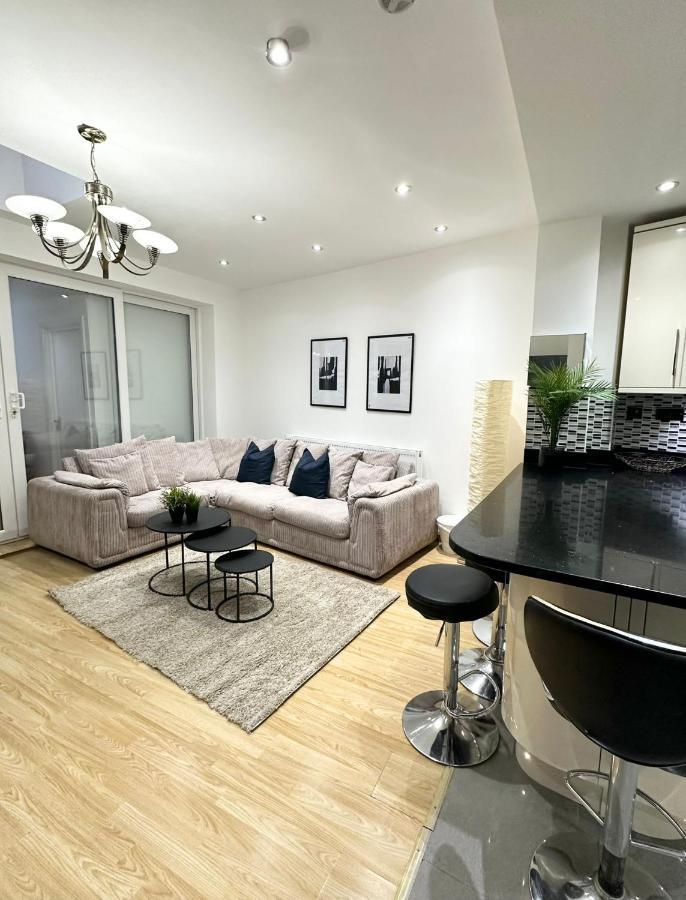 Retreat To A Stylish Ensuite In Лондон Екстериор снимка